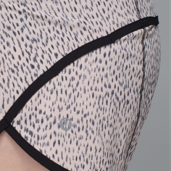 Lululemon Run: Speed Short *4-way Stretch
Dottie Dash Grain Black / Black
Size 2 - Picture 5 of 11